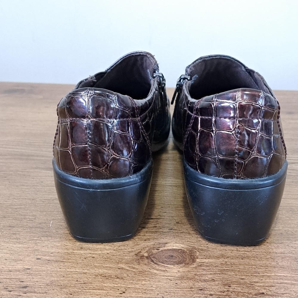 Clarks Bendables Brown Patent Shoes Crocodile Print Womens Size 7 Classic Zipper - Picture 12 of 16